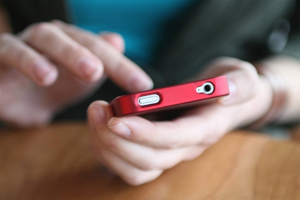 Hände halten ein Telefon